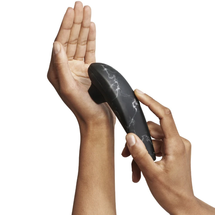 Stimulateur Clitoridien ‘Marilyn Monroe Special Edition’ Noir - Womanizer 5 Stimulateur Clitoridien ‘Marilyn Monroe Special Edition’ Noir - Womanizer – Image 3